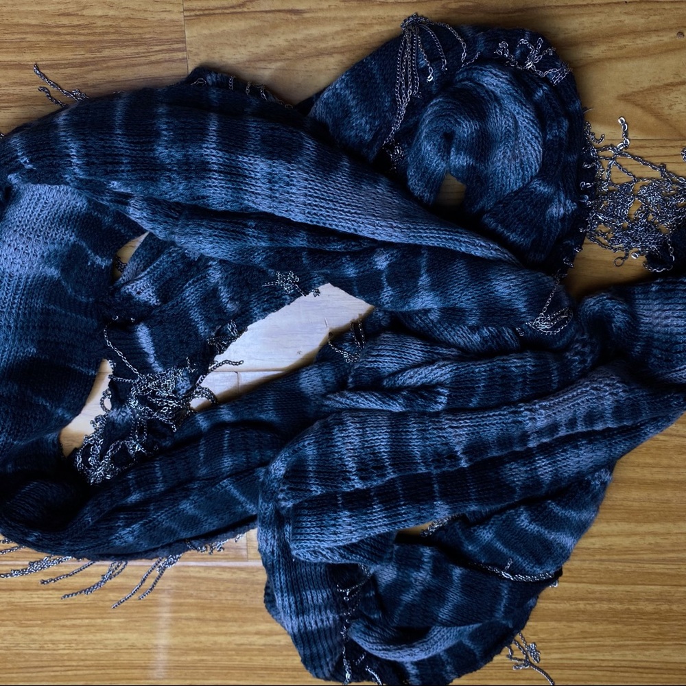 Scarf with metal chains